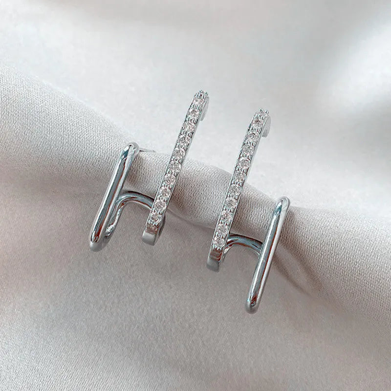 Silberne Doppel-Ohrringe mit Zirkonia, elegantes Design, Schmuck für Damen, modisch und stilvoll.