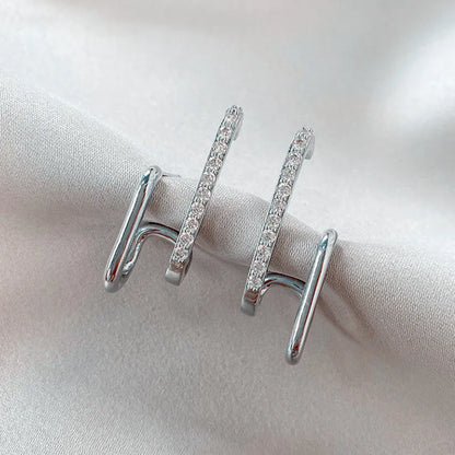 Silberne Doppel-Ohrringe mit Zirkonia, elegantes Design, Schmuck für Damen, modisch und stilvoll.