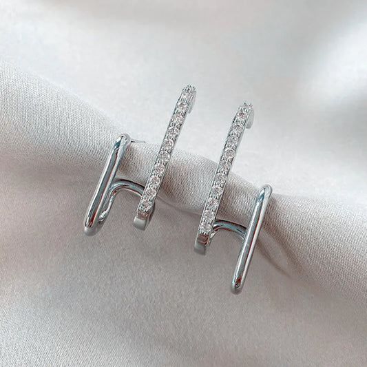 Silberne Doppel-Ohrringe mit Zirkonia, elegantes Design, Schmuck für Damen, modisch und stilvoll.