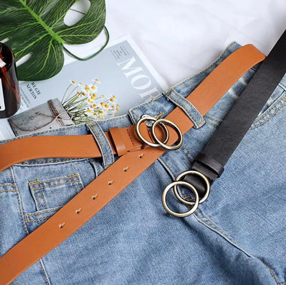 Doppelring-Designergürtel aus Leder in Braun und Schwarz auf Jeans, modisch, elegant.