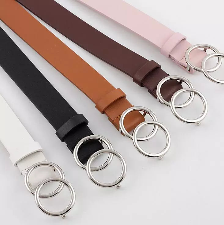 Doppelring-Gürtel aus Leder in Schwarz, Braun, Rosa und Weiß, modisches Accessoire.