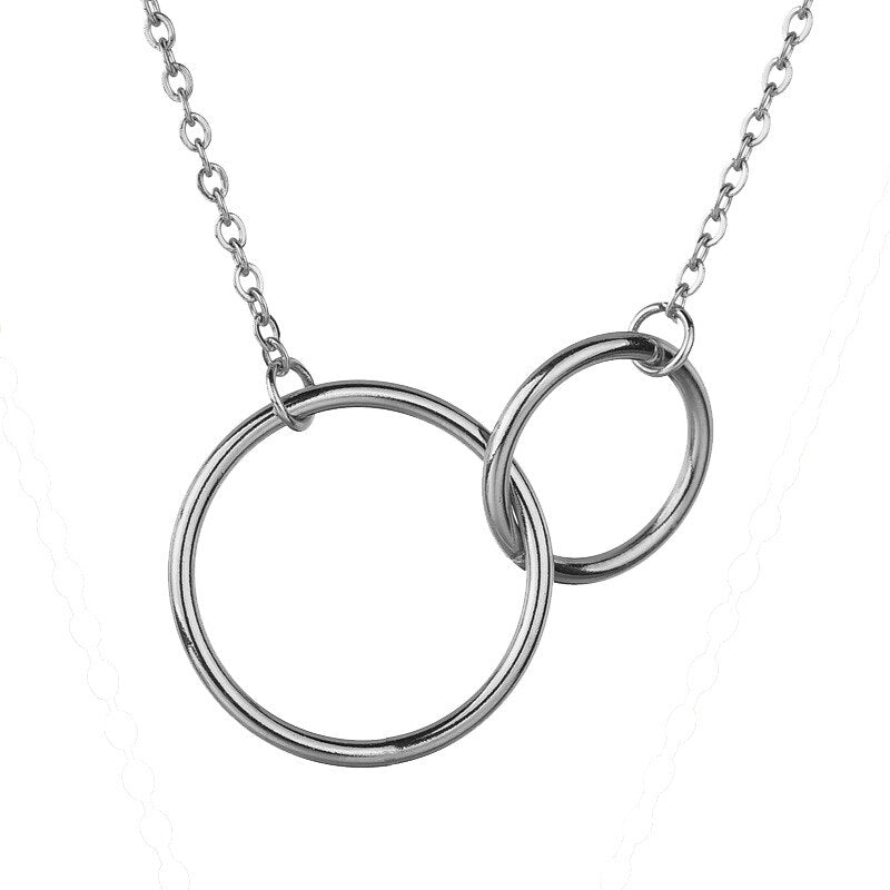 Silberne Halskette mit zwei ineinander greifenden Ringen, minimalistisches Schmuckdesign.