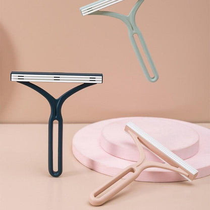 Doppelseitiger manueller Haarentferner, Kunststoff, beige und grün, ergonomisches Design.