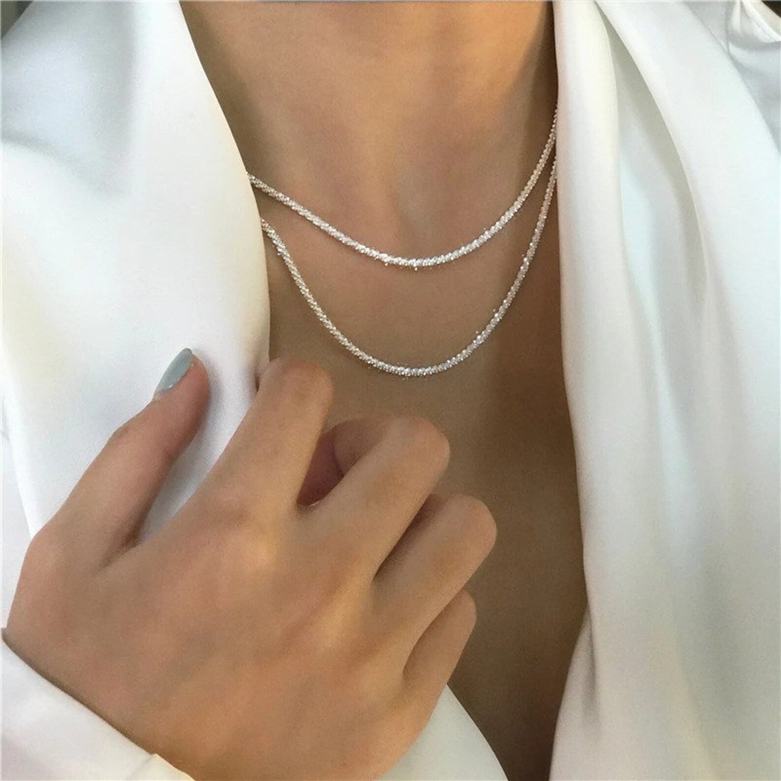 Doppelte Silberkette Damen, elegantes Schmuckdesign, glänzend, modisch, für festliche Anlässe.