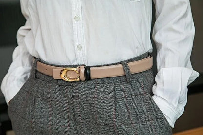 Dünner, beidseitiger Gürtel mit C-Schnalle, beige, an grauer Hose und weißem Hemd getragen.