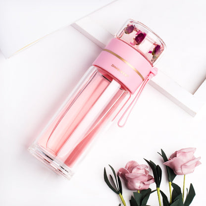 Rosa Glaswasserflasche mit Teesieb, Blumenmuster, stilvoll, umweltfreundlich, wiederverwendbar.