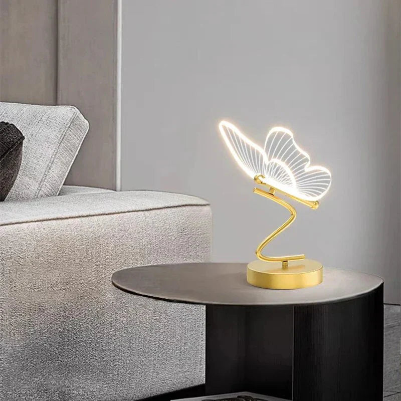 Goldene Schmetterlingslampe auf Tisch, modernes Design, LED-Beleuchtung, Wohnzimmer-Dekoration.