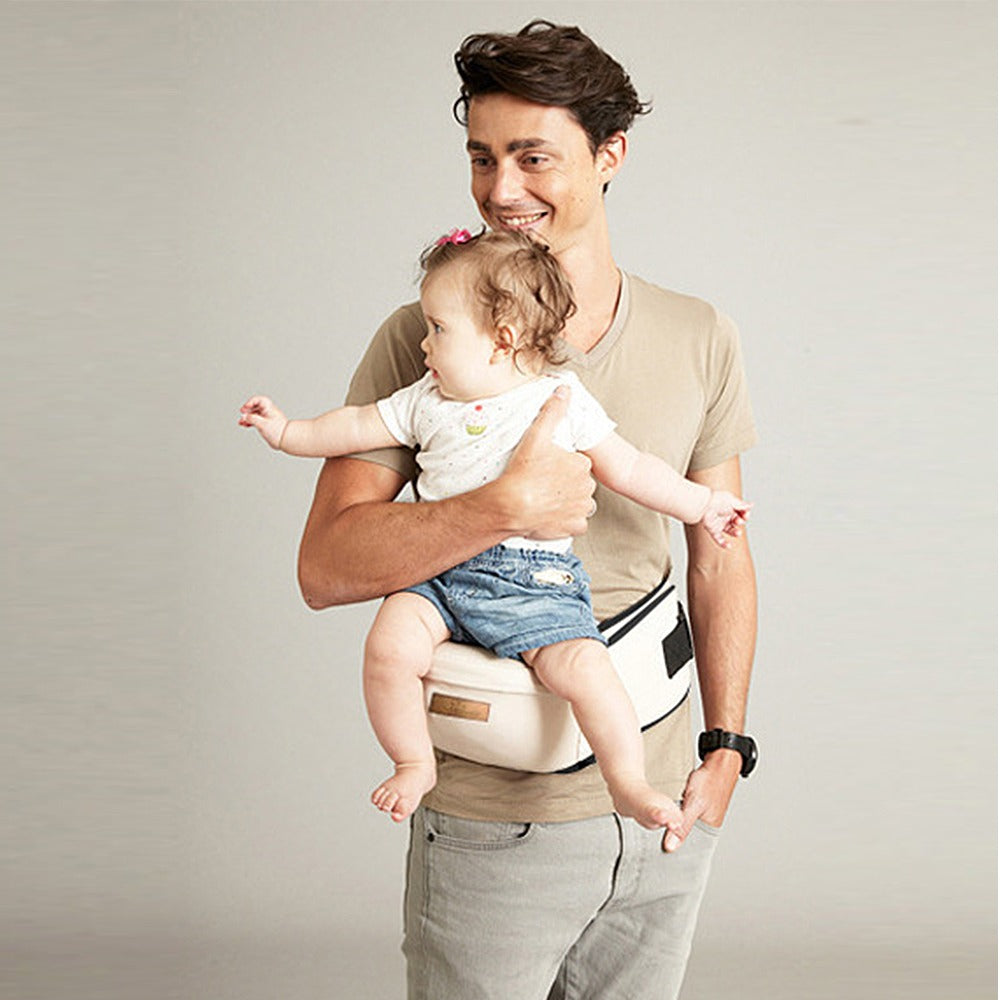 Mann mit Babytrage, beige, ergonomisch, für Kleinkinder, bequem, sicher, modern.