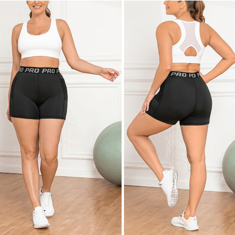 Frau in Sport-BH und schwarzen Shorts, Fitnesskleidung, Gym, Training, Sportmode, Vorder- und Rückansicht.