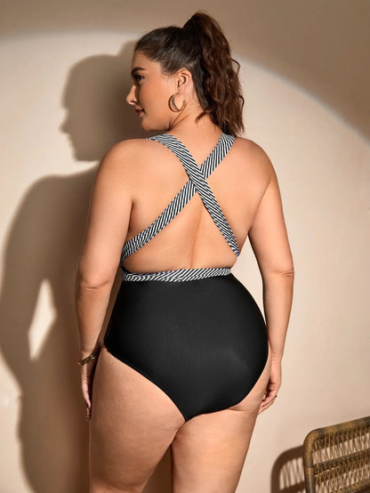 Frau im schwarzen Badeanzug mit gestreiften Trägern, Rückansicht, Plus-Size-Mode.