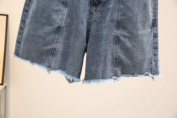 Jeansshorts aus blauem Denim mit ausgefranstem Saum, lässiger Sommermode.