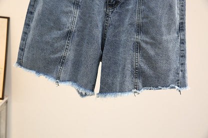 Jeansshorts aus blauem Denim mit ausgefranstem Saum, lässiger Sommermode.