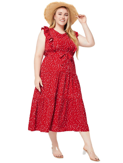 Frau im roten gepunkteten Sommerkleid mit Strohhut und Sandalen, Plus-Size-Mode.