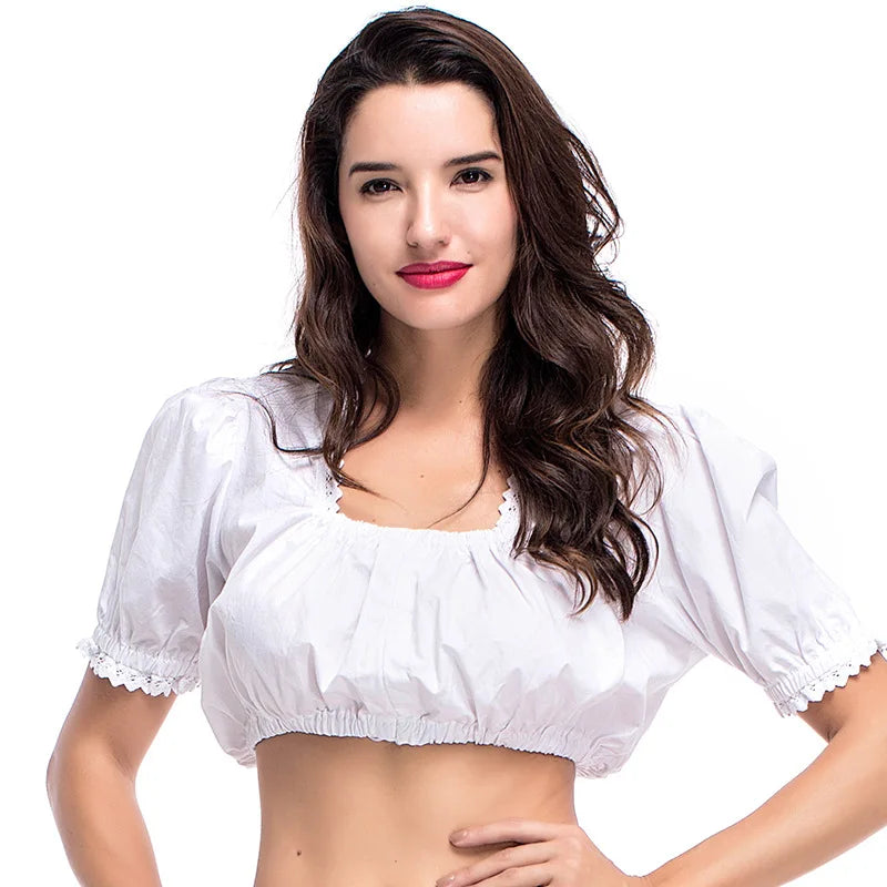 Frau in weißer Dirndlbluse mit Puffärmeln, traditionelles bayerisches Trachtenoberteil.