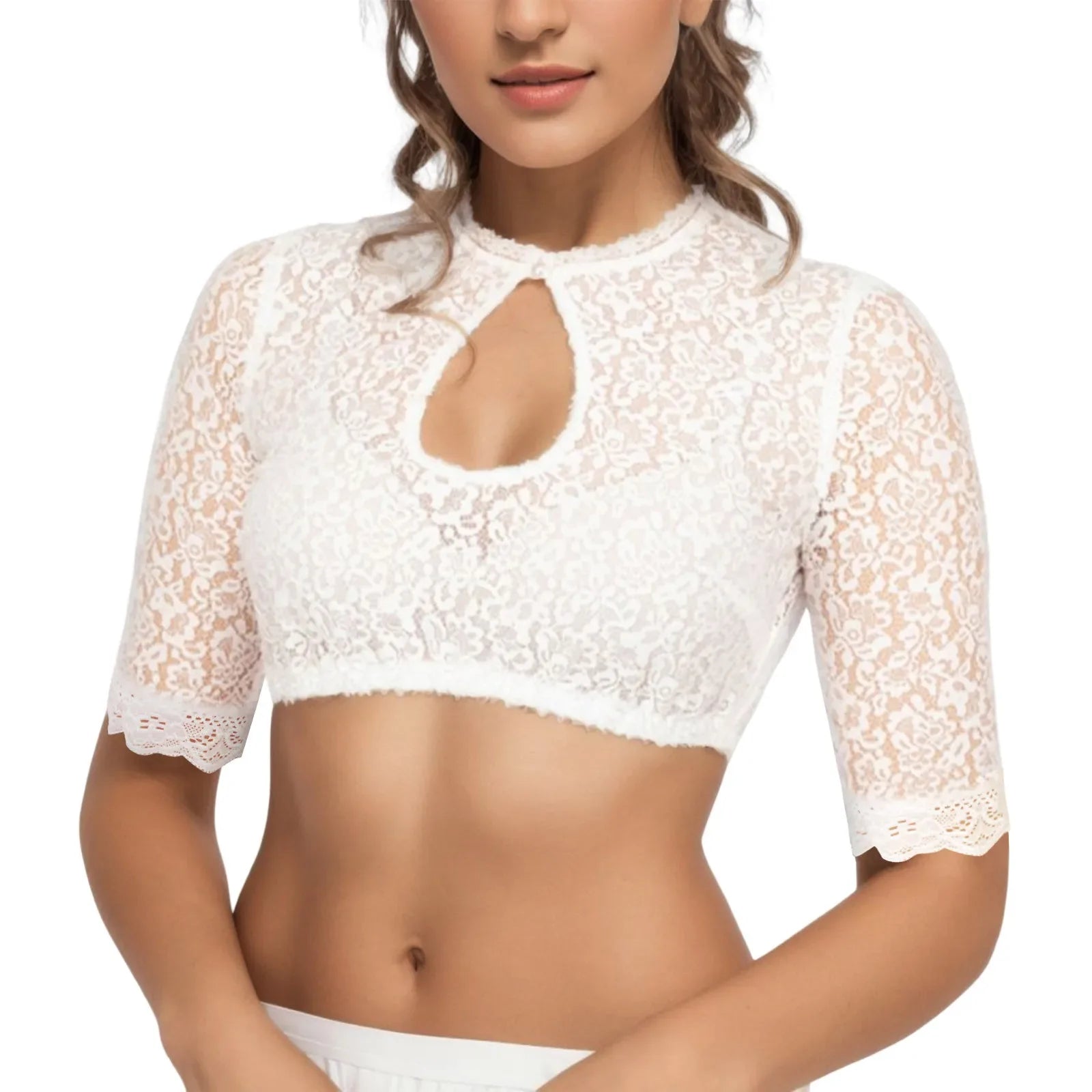 Frau in weißem Spitzen-Bolero-Top mit halblangen Ärmeln und Schlüssellochausschnitt.