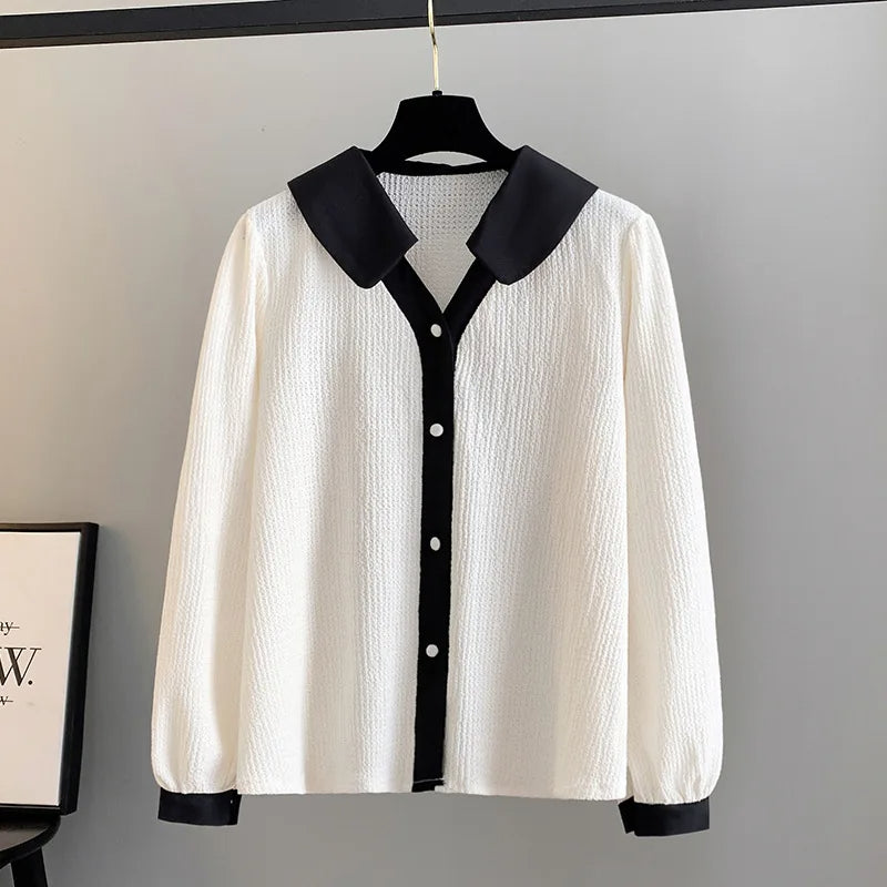 Weiße Bluse mit schwarzem Kragen und Knopfleiste, Damenmode, elegant, langärmlig.