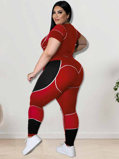 Frau in rotem, figurbetontem Sportanzug mit weißen Sneakern, moderne Sportmode.