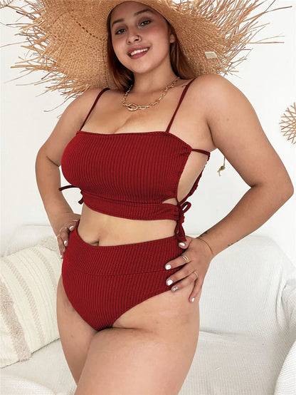Frau im roten gerippten Bikini-Set mit Strohhut, Sommermode, Plus-Size-Bademode.
