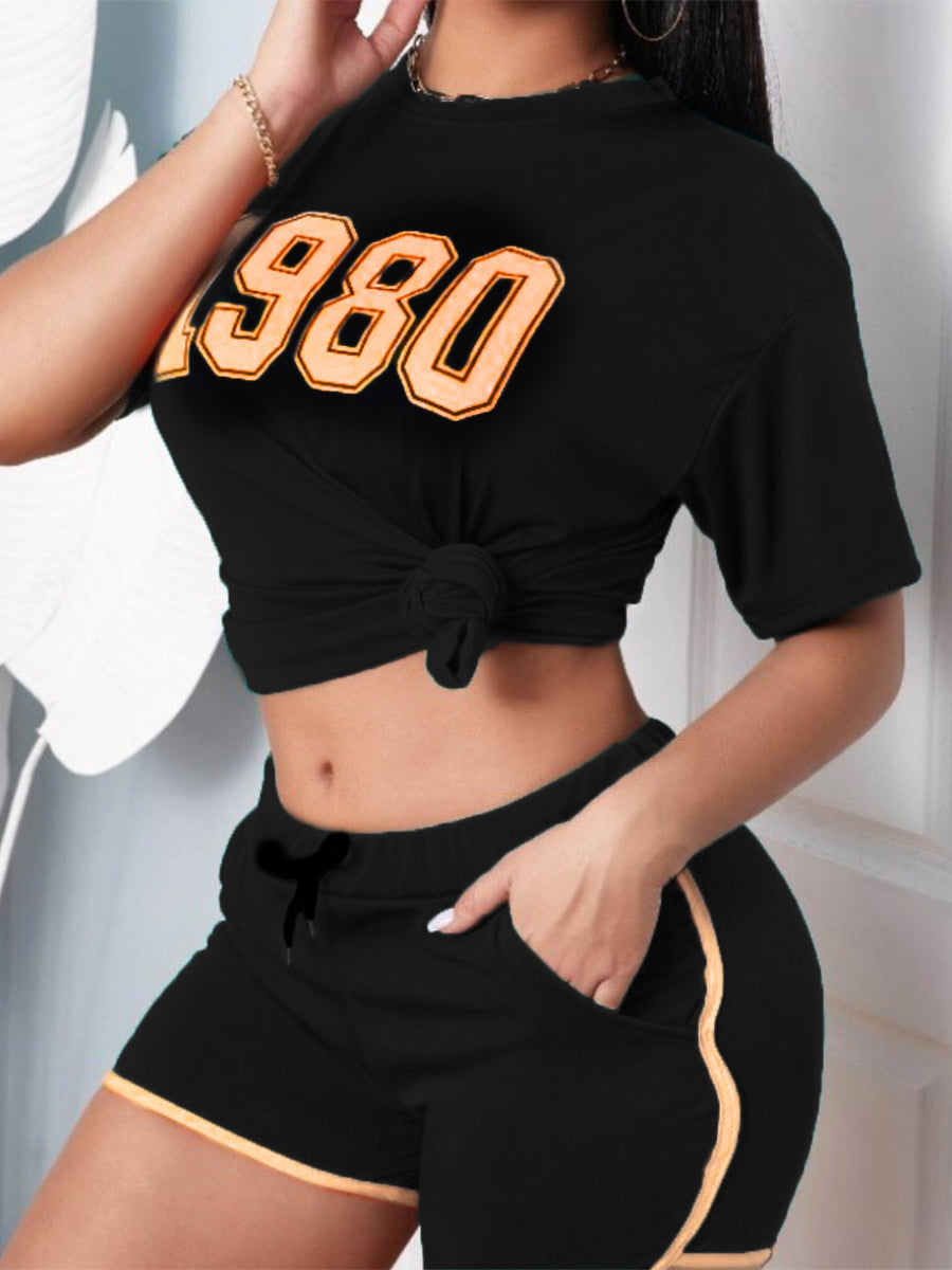 Frau in schwarzem 1980 T-Shirt und Shorts, Freizeitmode, Sommeroutfit, Damenbekleidung.