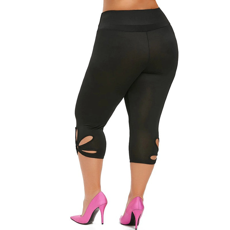 Damen schwarze Leggings mit Cut-Outs, Capri-Länge, kombiniert mit pinken High Heels.
