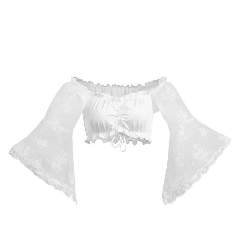 Weiße schulterfreie Bluse mit weiten Ärmeln, Spitzenbesatz, Damenmode, elegant, Sommer.
