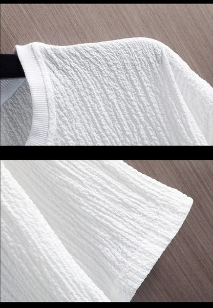 Weißes T-Shirt aus strukturiertem Stoff, kurzärmelig, auf Holzoberfläche, Modekleidung.