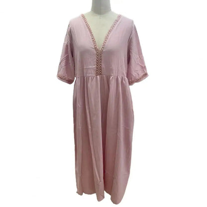 Rosa Damenkleid mit V-Ausschnitt, Spitze, Baumwolle, knielang, Sommermode.
