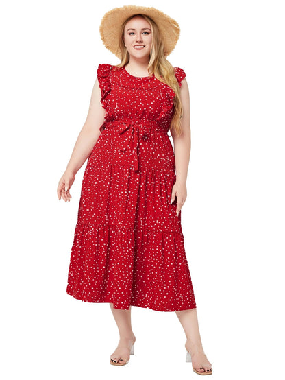 Frau im roten gepunkteten Sommerkleid mit Strohhut, Plus-Size-Mode, lächelnd.
