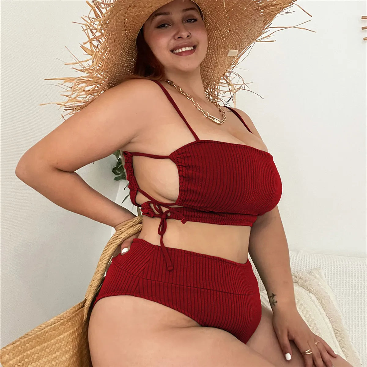 Frau im roten Bikini mit Strohhut und Strohtasche, Sommermode, Strandkleidung, Plus-Size-Mode.