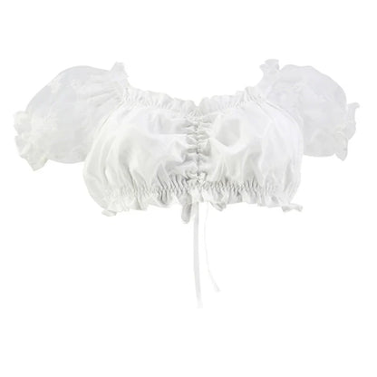 Weiße Damenbluse mit Puffärmeln, Rüschen, transparentem Stoff, Sommermode, elegant.