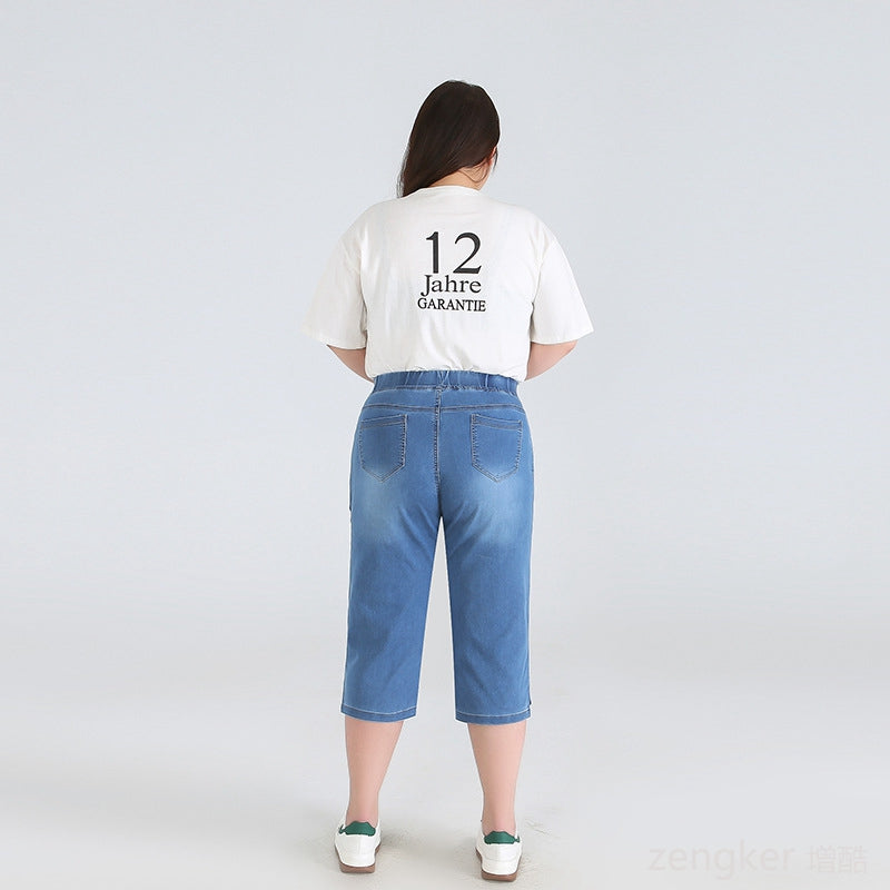 Frau in blauer Jeans und weißem T-Shirt mit "12 Jahre Garantie" Aufdruck, Rückansicht.