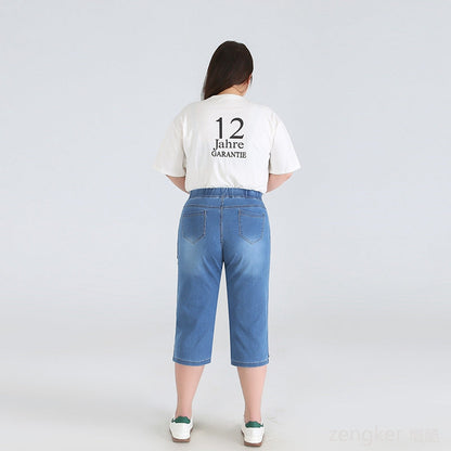 Frau in blauer Jeans und weißem T-Shirt mit "12 Jahre Garantie" Aufdruck, Rückansicht.