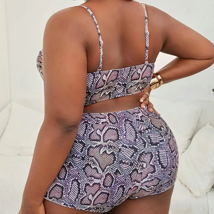 Frau in Schlangenprint-Bikini, lila, modisch, Sommermode, Strandbekleidung, Rückansicht.