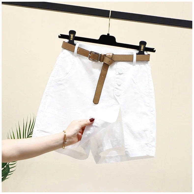 Weiße Damen-Shorts mit braunem Gürtel, Baumwolle, Knopfleiste, Sommermode.