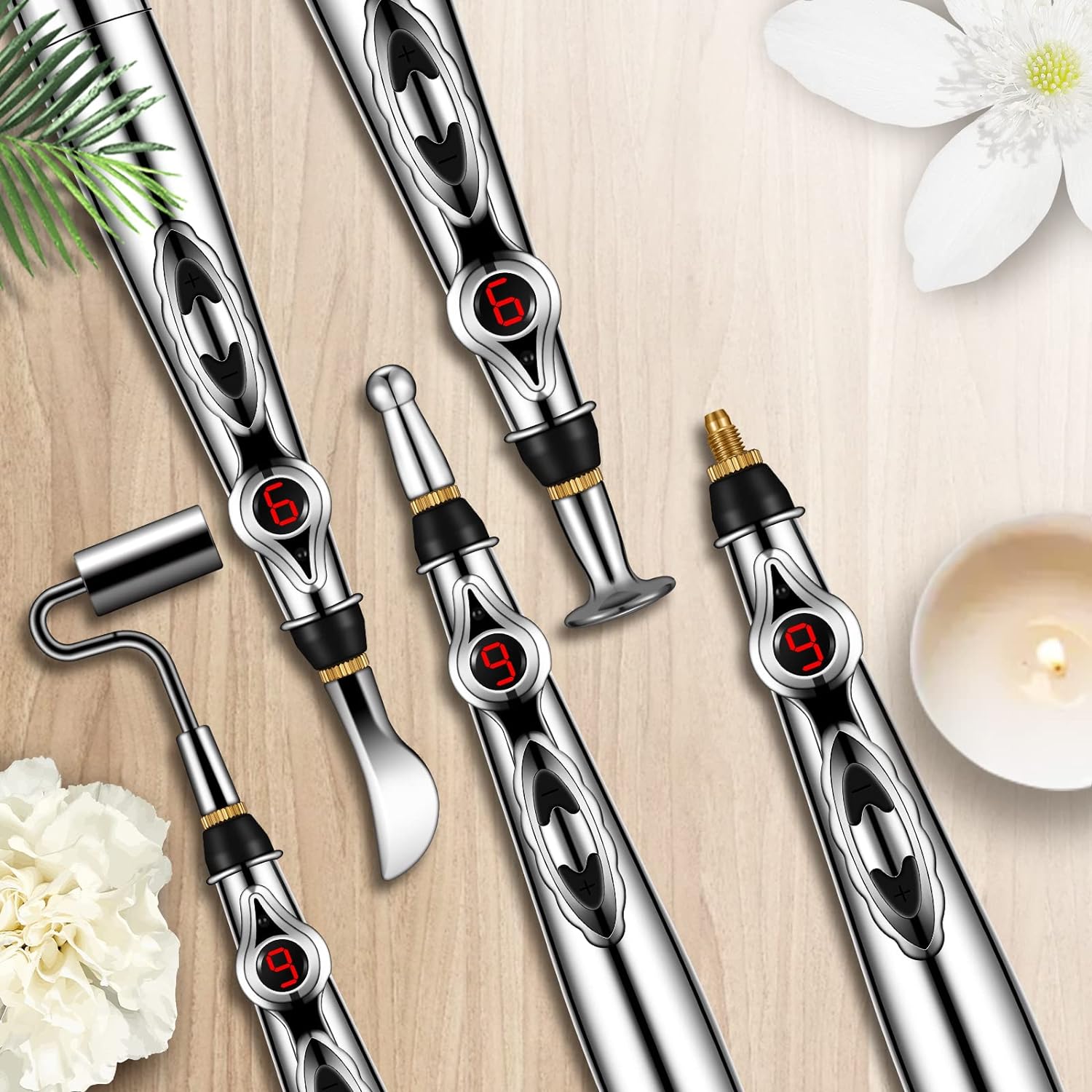 Elektrische Akupunkturstifte Set, silber, digitaler Bildschirm, Holzuntergrund, Wellness-Accessoire.