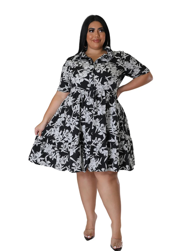 Frau in schwarzem, geblümtem Kleid, Plus-Size, Sommermode, kurze Ärmel, Knopfleiste.