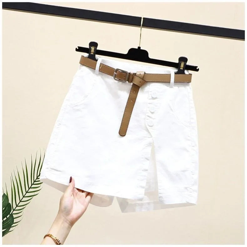 Weiße Damen-Shorts mit braunem Gürtel, Baumwolle, Sommermode, elegant, Freizeitkleidung.