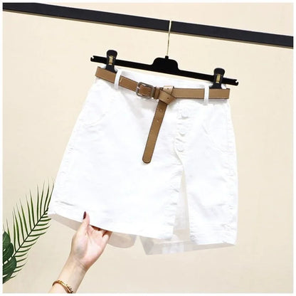 Weiße Damen-Shorts mit braunem Gürtel, Baumwolle, Sommermode, elegant, Freizeitkleidung.