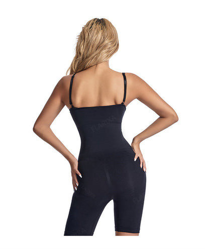Frau in schwarzem Shapewear-Body, nahtlos, figurformend, mit verstellbaren Trägern, Rückansicht.