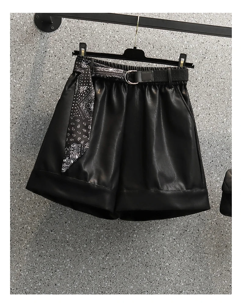 Schwarze Leder-Shorts mit Gürtel und Bandana, Damenmode, elegant und modern.