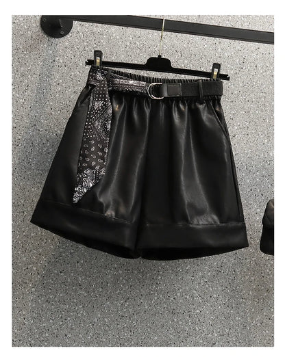 Schwarze Leder-Shorts mit Gürtel und Bandana, Damenmode, elegant und modern.