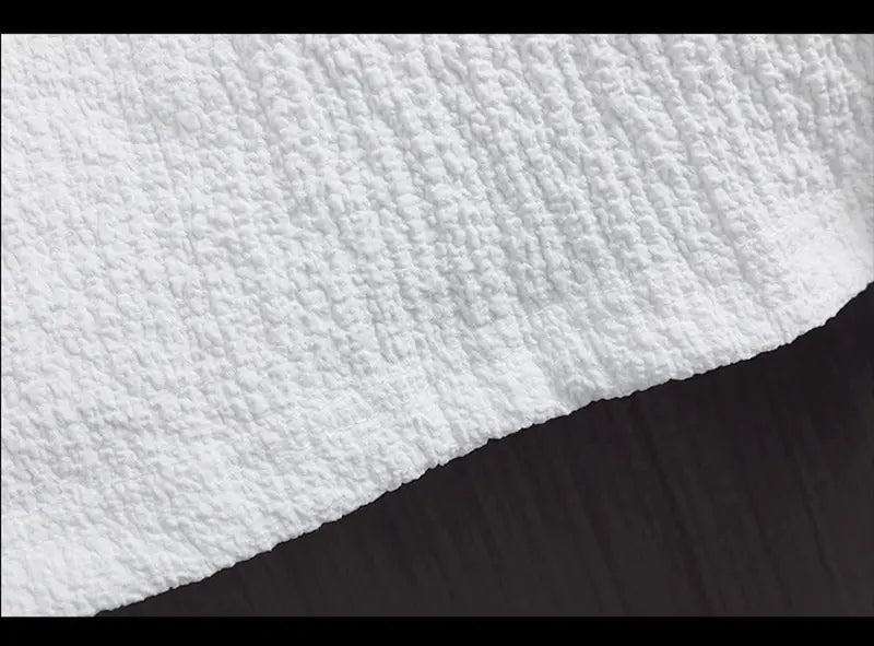 Weiße, strukturierte Stoffoberfläche, Nahaufnahme, Textil, Baumwolle, Heimtextilien, Detailansicht.