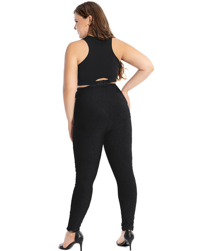 Frau in schwarzem, ärmellosem Top und Leggings, Plus-Size-Mode, Rückansicht, hohe Absätze.