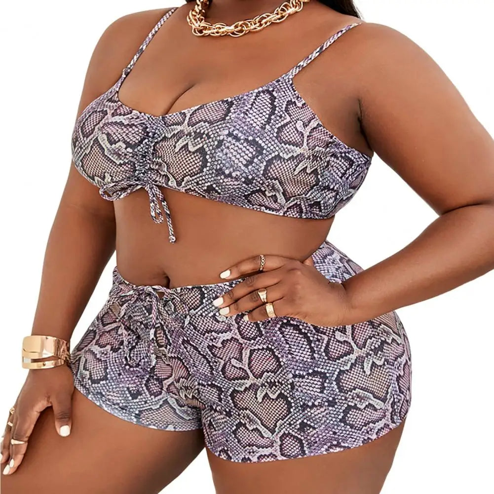 Frau in Schlangenprint-Bikini-Set, lila, mit goldenen Accessoires, Sommermode, Plus-Size.