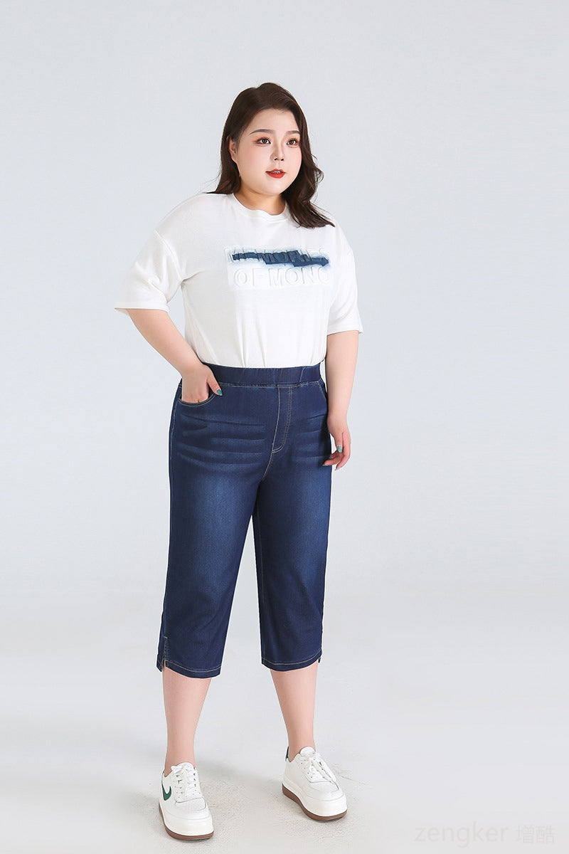 Frau in weißem T-Shirt und blauer Jeans-Caprihose, Plus-Size-Mode, lässiger Stil.