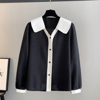 Schwarze Damenbluse mit weißem Kragen und Knopfleiste, elegantes Design, Langarm.