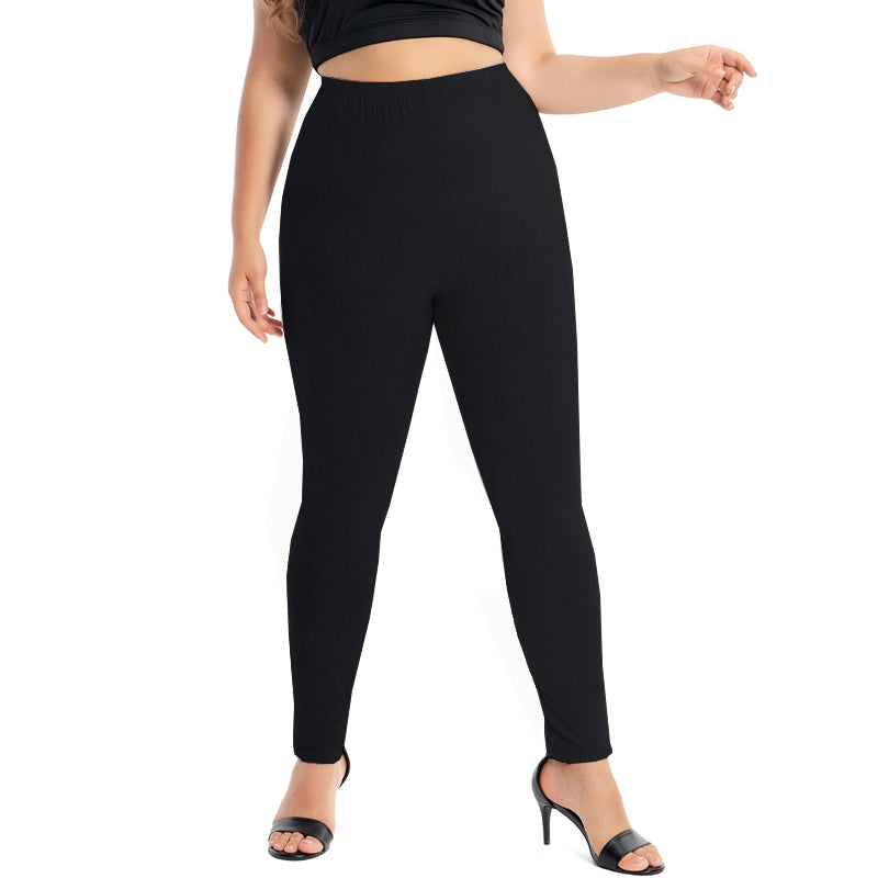 Frau in schwarzer Leggings, hohe Taille, Plus-Size, modisch, bequem, Damenbekleidung.