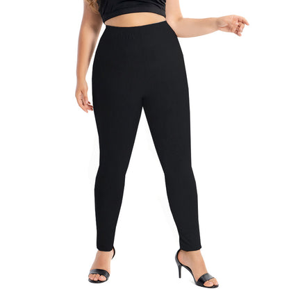 Frau in schwarzer Leggings, hohe Taille, Plus-Size, modisch, bequem, Damenbekleidung.