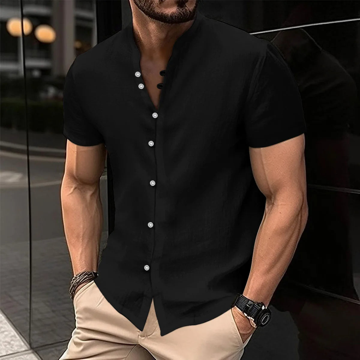 Mann in schwarzem Kurzarmhemd, Knopfleiste, lässiger Stil, Sommermode, Herrenbekleidung.
