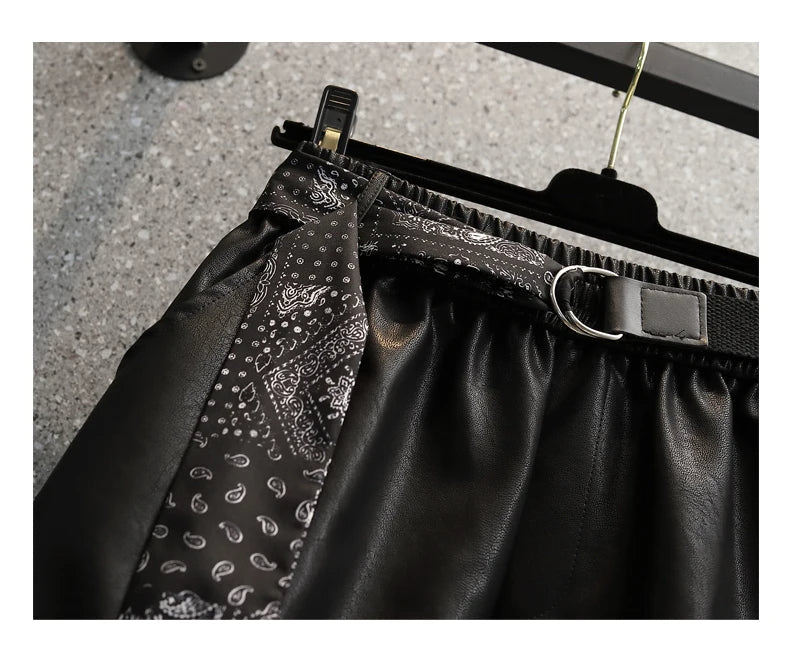Schwarzer Lederrock mit Paisley-Muster, Gürtel und Clip, modisch, elegant, Damenbekleidung.